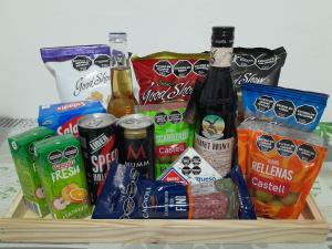 eine Auswahl an Speisen und Getränken auf einem Tablett in der Unterkunft Cozy 2 in Canning