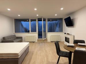 een slaapkamer met een bed en een woonkamer bij Ferienwohnung Nideggen in Nideggen