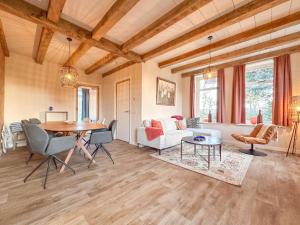 ein Wohnzimmer mit einem Tisch und einem Sofa in der Unterkunft Beets View in Beets