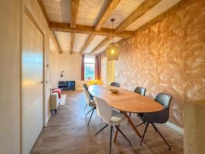 ein Esszimmer mit einem Holztisch und Stühlen in der Unterkunft Beets View in Beets + 35 Fotos