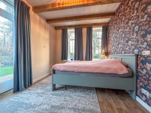 ein Schlafzimmer mit einem Bett und einer Fensterfront in der Unterkunft Beets View in Beets