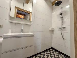 ein weißes Badezimmer mit Waschbecken und Dusche in der Unterkunft Beets View in Beets