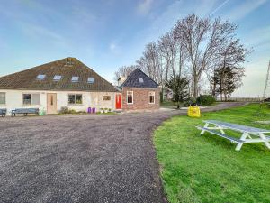 einem Picknicktisch vor einem Haus in der Unterkunft Beets View in Beets