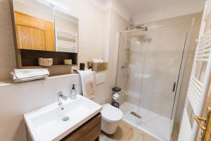 een badkamer met een wastafel en een douche bij Apartma Castrum Vini in Ajdovščina