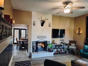 Et opholdsområde på The Raven Room at Stag and Sparrow