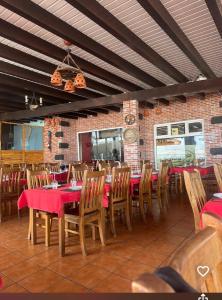 ein Esszimmer mit roten Tischen und Holzstühlen in der Unterkunft Casa La Orilla 2 in Playa Honda