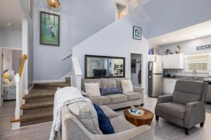 un soggiorno con un divano e un tavolo di 33 Davis Love a Fripp Island