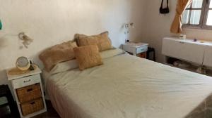 una camera da letto con un grande letto bianco e un lavandino di Todos los santos 590 a Miramar