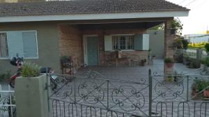 una casa con cancello e patio di Todos los santos 590 a Miramar
