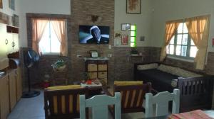 un soggiorno con un divano e un tavolo di Todos los santos 590 a Miramar 1 altra foto