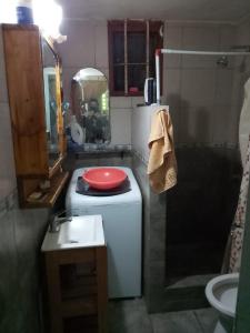 un piccolo bagno con lavandino e WC di Todos los santos 590 a Miramar