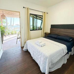 une chambre avec un grand lit avec des serviettes dessus dans l'établissement Barú, à La Libertad