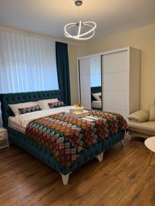 En eller flere senge i et værelse på Royal Apartmani + 34 billeder