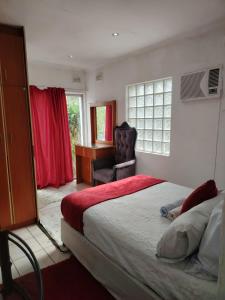 En eller flere senge i et værelse på Lytton Cresent B&B