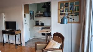 een woonkamer met een tafel en een bureau met een televisie bij Studio Roy Gradlon Quimper in Quimper +7 foto's