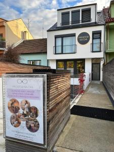 een gebouw met een bord voor een hek bij Apartment Brno-Lesná 