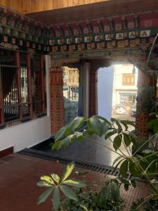 een toegang tot een gebouw met een poort en een plant bij GaiaYuel in Thimphu
