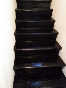 - un escalier noir dans une chambre dans l'établissement HEBRANGOVA Apartman, à Drljanovac