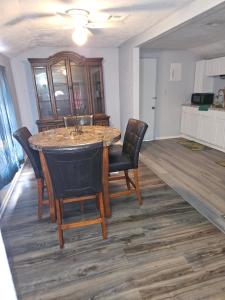 ein Wohnzimmer mit Tisch und Stühlen in der Unterkunft Place to stay in Lawton