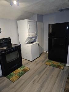 eine Küche mit schwarzem Herd und Kühlschrank in der Unterkunft Place to stay in Lawton + 4 Fotos