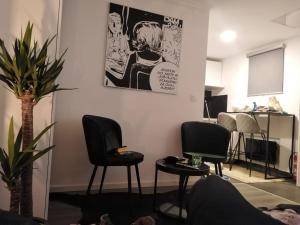 - une salle de thérapie avec deux chaises et une table dans l'établissement HEBRANGOVA Apartman, à Drljanovac