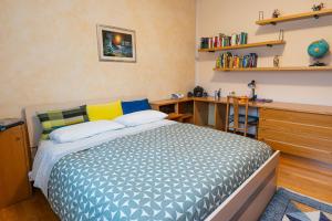 ein Schlafzimmer mit einem Bett, einem Schreibtisch und Regalen in der Unterkunft Casa Luna appartamento alle Terme con 3 Camere da Letto vicino alla Stazione in Montegrotto Terme + 28 Fotos