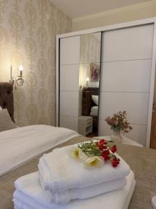 En eller flere senge i et værelse på Royal Apartmani