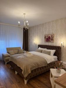 En eller flere senge i et værelse på Royal Apartmani