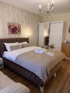 En eller flere senge i et værelse på Royal Apartmani