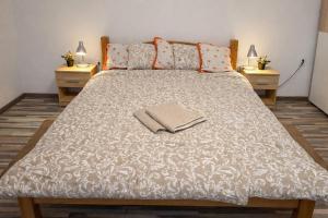 Postel nebo postele na pokoji v ubytování La Casa De Nido-Tágas családias apartman 6 főig, kerttel