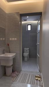 a bathroom with a sink and a toilet at مارڤت للإيجار اليومي in Hafr Al-Batin +12 photos