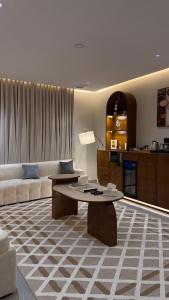 a living room with a couch and a table at مارڤت للإيجار اليومي in Hafr Al-Batin