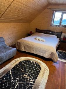 ein Schlafzimmer mit einem Bett in einem Holzzimmer in der Unterkunft Котедж біля річки in Kelechin