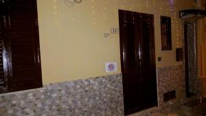 une salle de bain avec un miroir, une fenêtre et un comptoir dans l'établissement Montereale holiday house, à Monreale