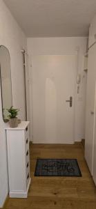 a room with a door and a mirror and a rug at Appartement cosy a Erlach - Lac de Bienne in Erlach