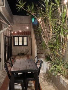 a table and chairs in a room with plants at Casa Soul in Chascomús