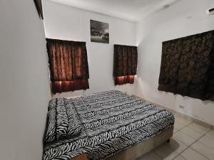 een slaapkamer met een bed in een kamer met gordijnen bij Hotel Corazon de Granada in Granada