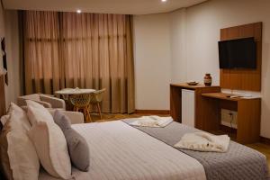 een hotelkamer met twee bedden en een flatscreen-tv bij Amazon Seasons hotel in Belém