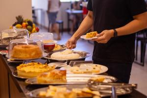 een persoon met een bord eten op een buffet bij Amazon Seasons hotel in Belém
