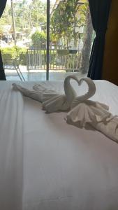 En eller flere senge i et værelse på Mook Phoopha Guest House