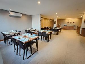 een eetkamer met tafels en stoelen in een restaurant bij Amazon Seasons hotel in Belém