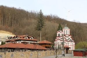 een groot rood-wit gebouw naast een berg bij Tumanski Konak, Natalije Dugošević 17 in Golubac