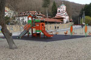 een speeltuin met glijbaan in een park bij Tumanski Konak, Natalije Dugošević 17 in Golubac