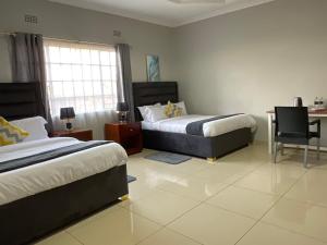 En eller flere senge i et værelse på Golden Favour Homes