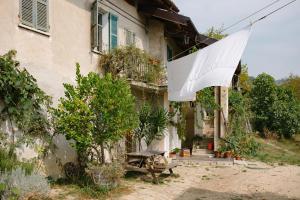 un drapeau blanc accroché au côté d'un bâtiment dans l'établissement Cascina Zan, à Paroldo