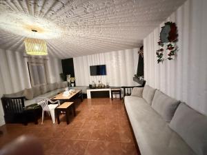 een woonkamer met een bank en een tafel bij CHY dreams in Cabo Negro