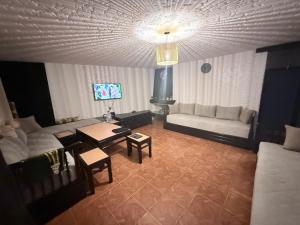 een woonkamer met een bank en een tafel bij CHY dreams in Cabo Negro +21 foto's