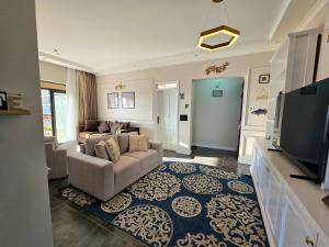 Et tv og/eller underholdning på Water's Edge Lakefront Apt at Pacific Victorian