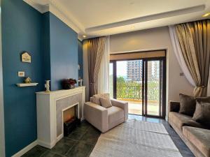 Et opholdsområde på Water's Edge Lakefront Apt at Pacific Victorian