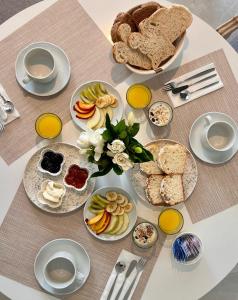 een tafel met borden eten op een tafel bij Catalina Hotel in Yerba Buena